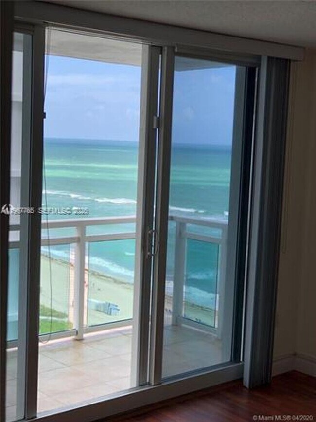 Foto del edificio - 6917 Collins Ave