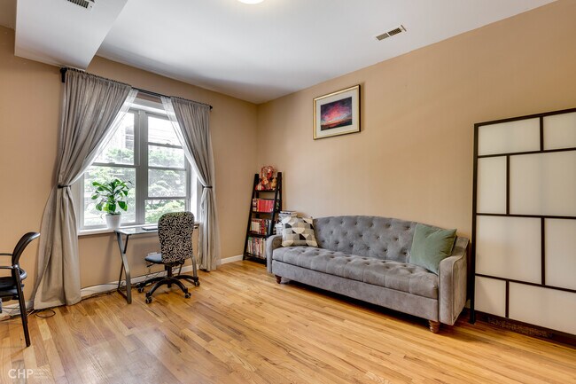 Foto del edificio - 1161 E 61st St