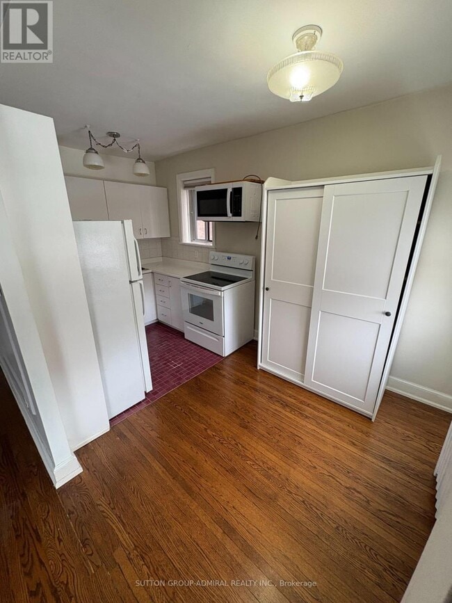 Building Photo - 1648 Bathurst St