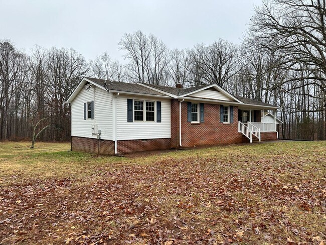 Building Photo - Spacious 3-Bedroom Home with Basement and ...