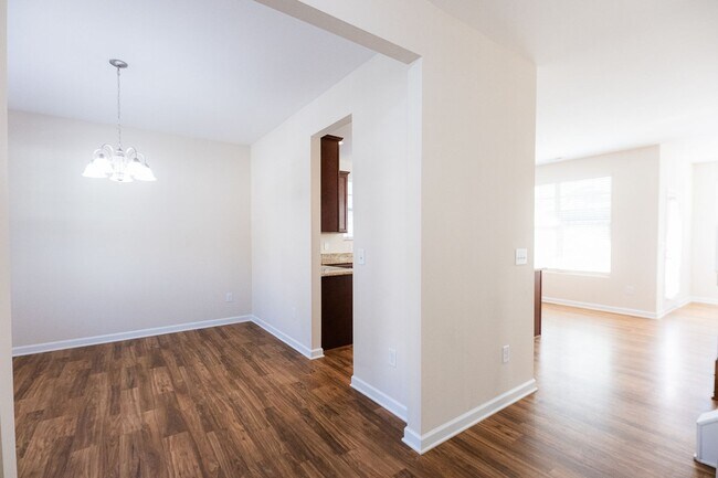 Foto del edificio - Spacious 5 Bedroom, 3 bath home in Greensboro with 2 car garage