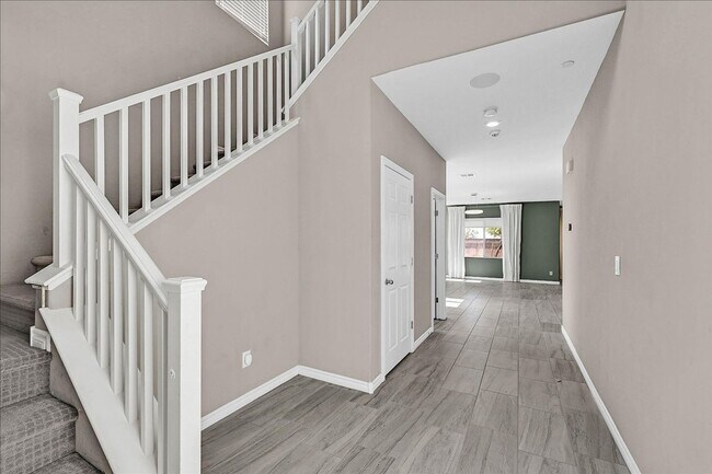 Foto del edificio - Stunning Next-Gen Home! 5 Bedrooms 5 Bathrooms In Gated Community!
