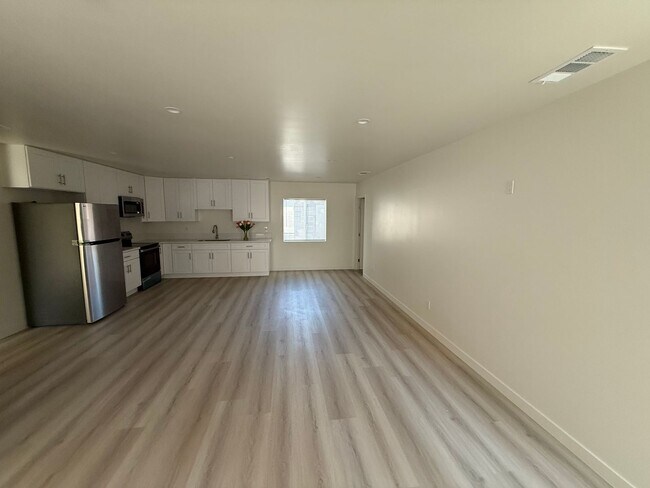 Building Photo - 7725 Owensmouth Ave