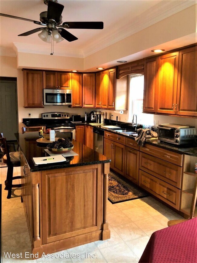 Building Photo - 4 br, 3.5 bath House - 9216 Valley Rd