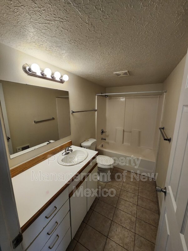 Building Photo - 408 E Comanche St