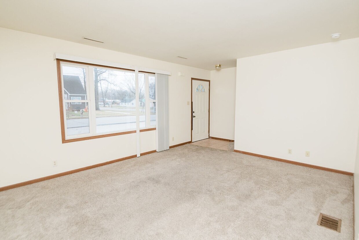 Primary Photo - 2 bedroom / 1.5 bathroom Townhome in Chest...