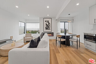 Building Photo - 3305 Ocean Front Walk
