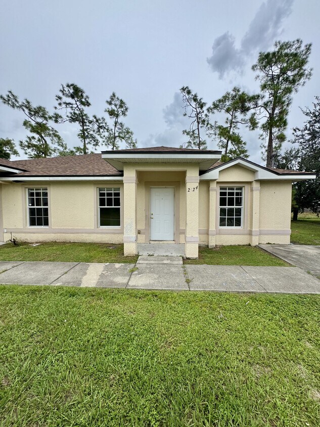 Foto principal - 2424 George Ave S