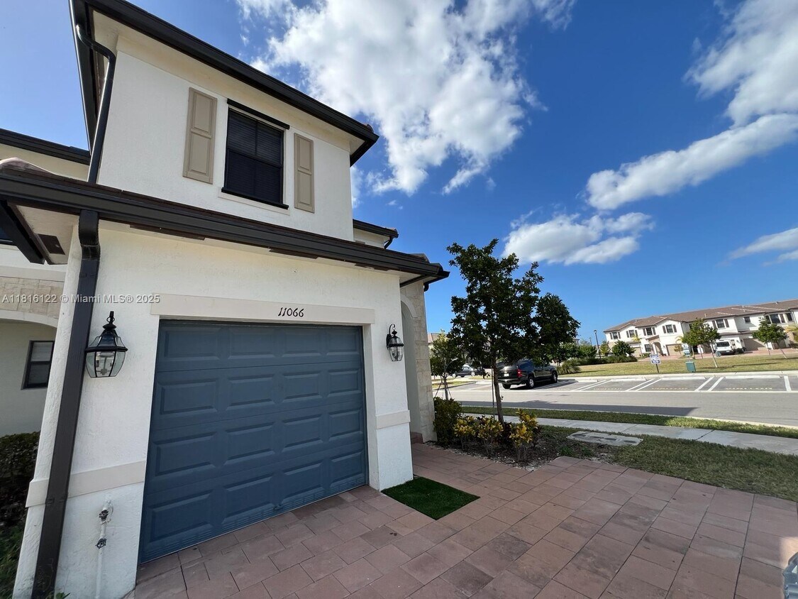 Foto principal - 11066 W 33rd Ln