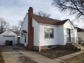 Building Photo - 404 E 3rd St