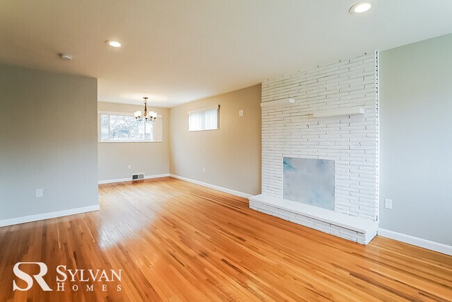 Building Photo - Your dream home awaits! Lovely 4BR, 2BA home