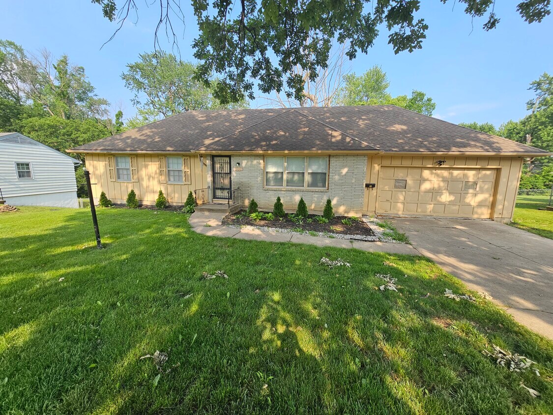 11007 Elmwood Ave, Kansas City, MO 64137 House Rental in Kansas City