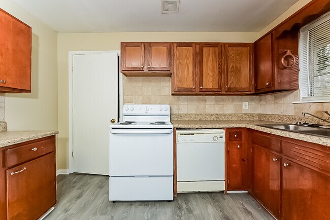 Foto del edificio - 7550 Asbury Dr