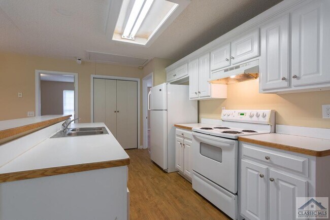 Building Photo - 225 Conrad Dr