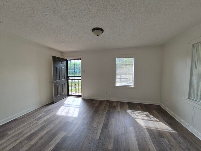 Foto del edificio - 2100 Riverside Blvd