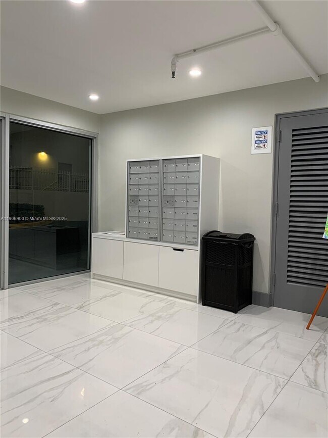 Foto del edificio - 395 NE 21st St