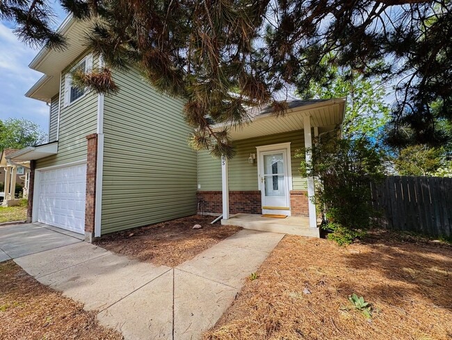 4 bedroom with large backyard - 4 bedroom with large backyard House