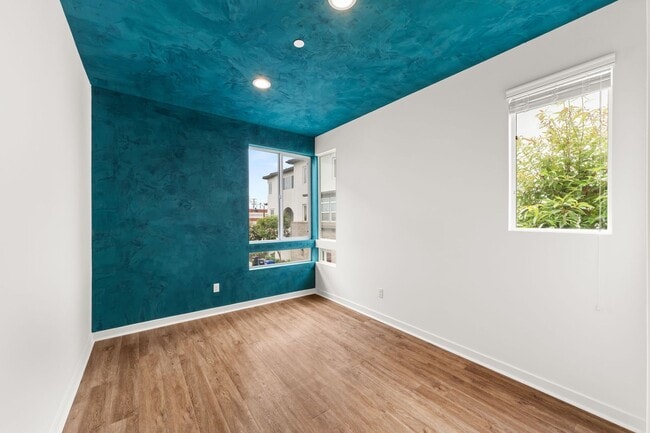 Building Photo - Beautiful Condo
