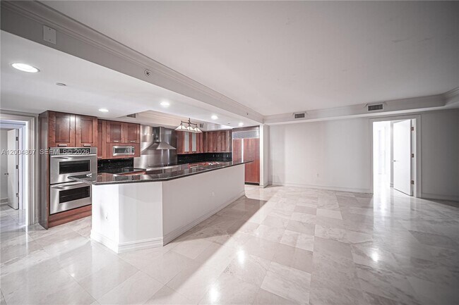 Foto del edificio - 20201 E Country Club Dr