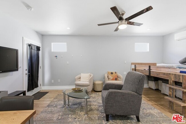 Foto del edificio - 4276 Kenyon Ave