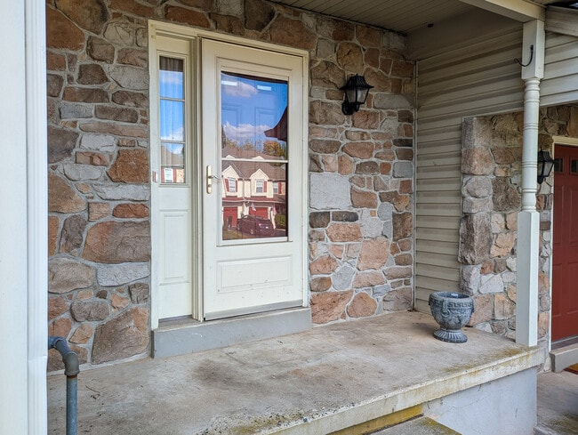 Building Photo - 495 Berkshire Dr