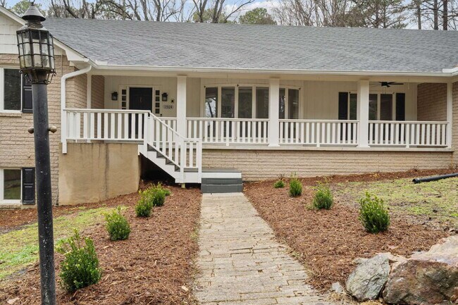 Foto del edificio - Spacious and Unique 5-Bedroom Home in Chapel Hill!
