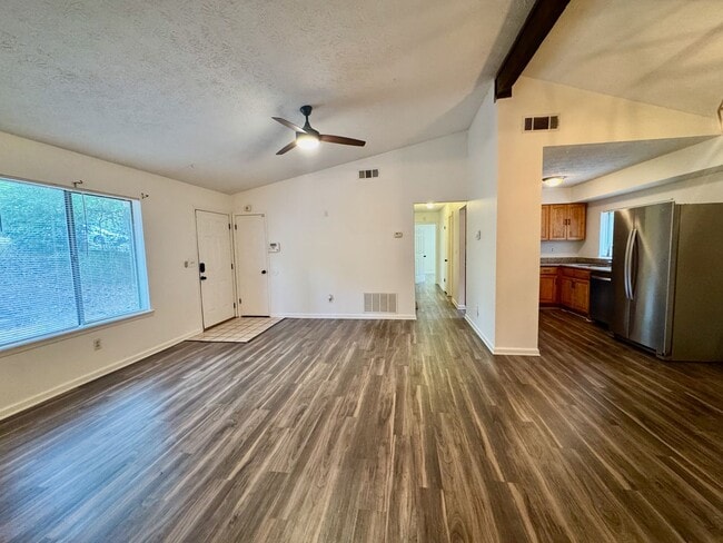 Building Photo - Ranch in Riverdale!