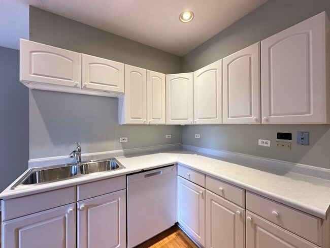 Building Photo - 4228 N Paulina St