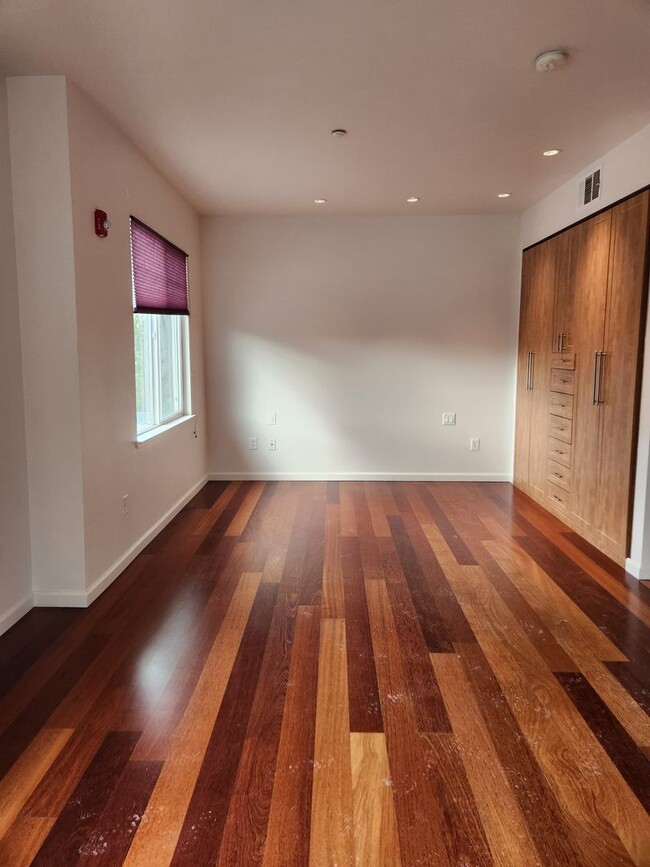 Building Photo - Beautiful Studio