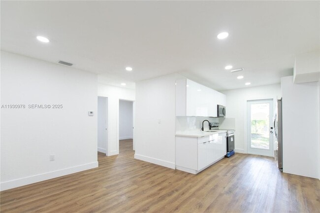 Foto del edificio - 1814 NW 8th Pl