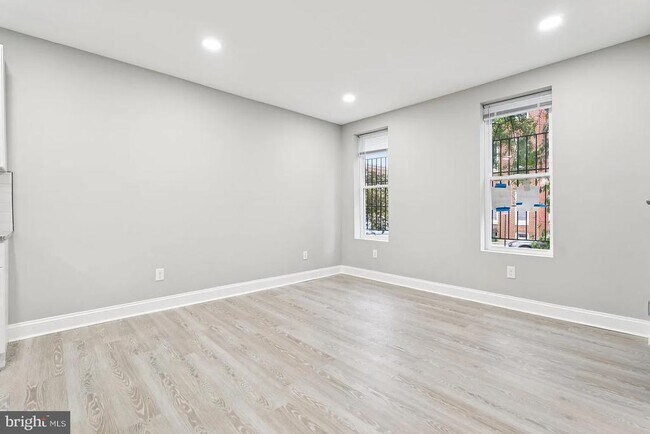 Building Photo - 916 N Arlington Ave