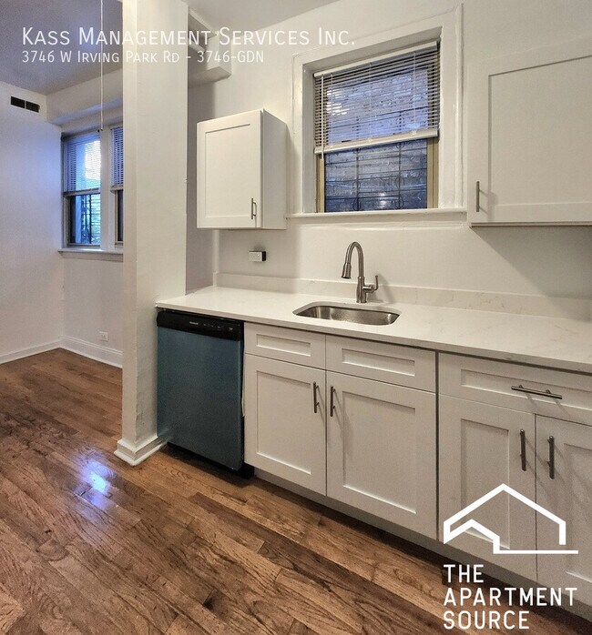 Foto del edificio - 3746 W Irving Park Rd