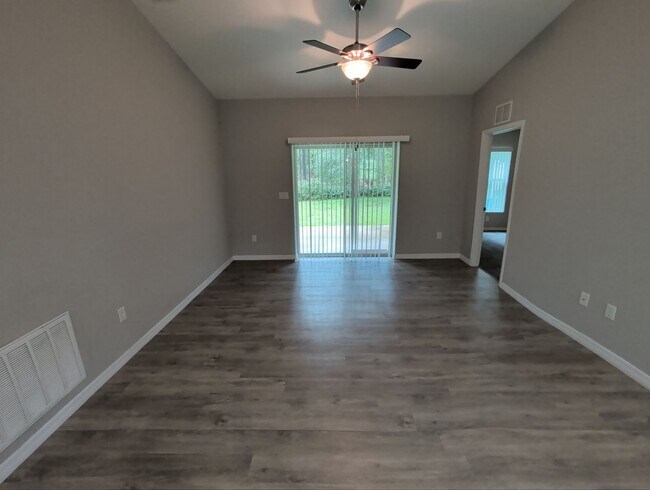 Foto del edificio - 9531 N Travis Dr