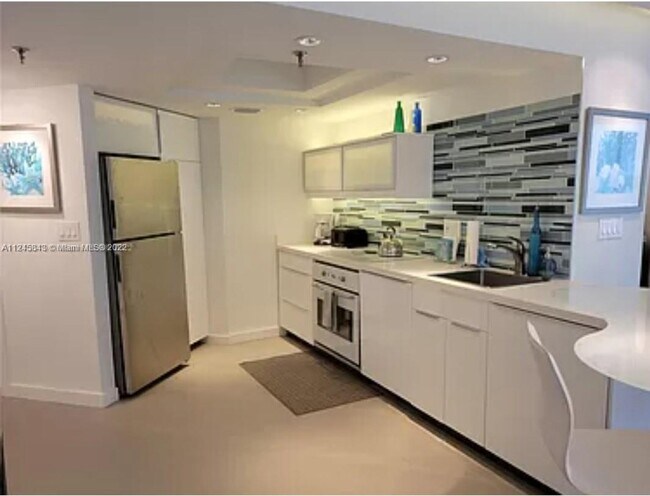 Building Photo - 5880  Collins Ave  604 Miami Beach Fl 33140
