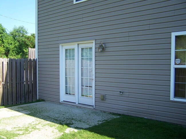 Foto del edificio - 3 bed, 2 bath, 2 car garage townhouse w/ b...