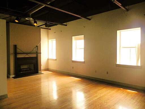 Primary Photo - 319 N Mesquite St