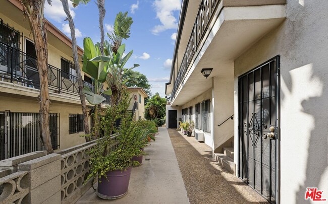 Building Photo - 633 Hayworth Ave