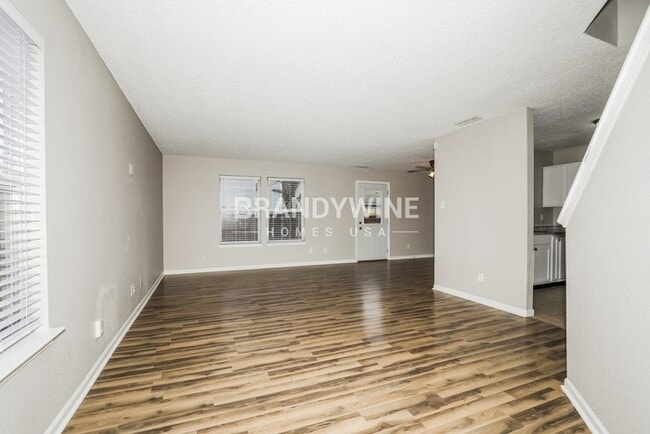 Building Photo - 4528 Connaught Dr E