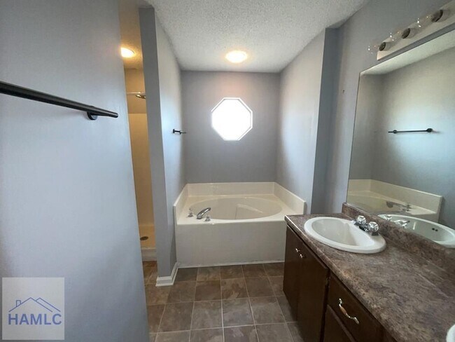 Foto del edificio - 215 Bridgemont Way