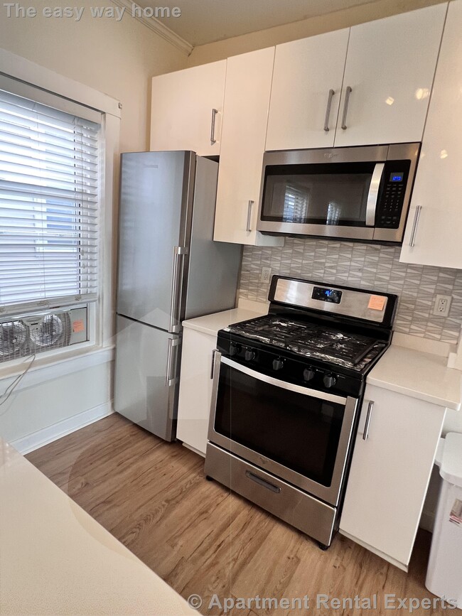 Building Photo - 3BED-1BATH | Renovated | Mins to green/red...