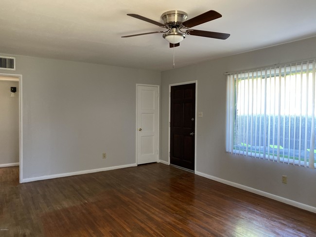 Building Photo - 5915 W Orangewood Ave