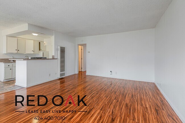 Foto del edificio - Serene Two Bedroom with Stylish Floors, In...