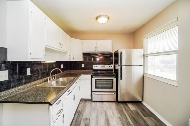 Building Photo - Beautiful Upgraded Multilevel Home