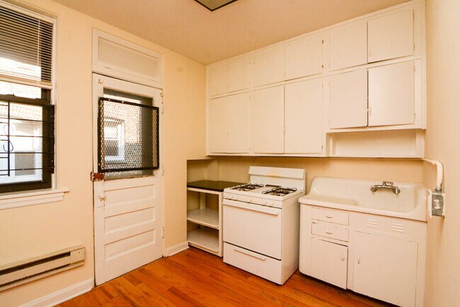 Building Photo - 4417 N Wolcott Ave