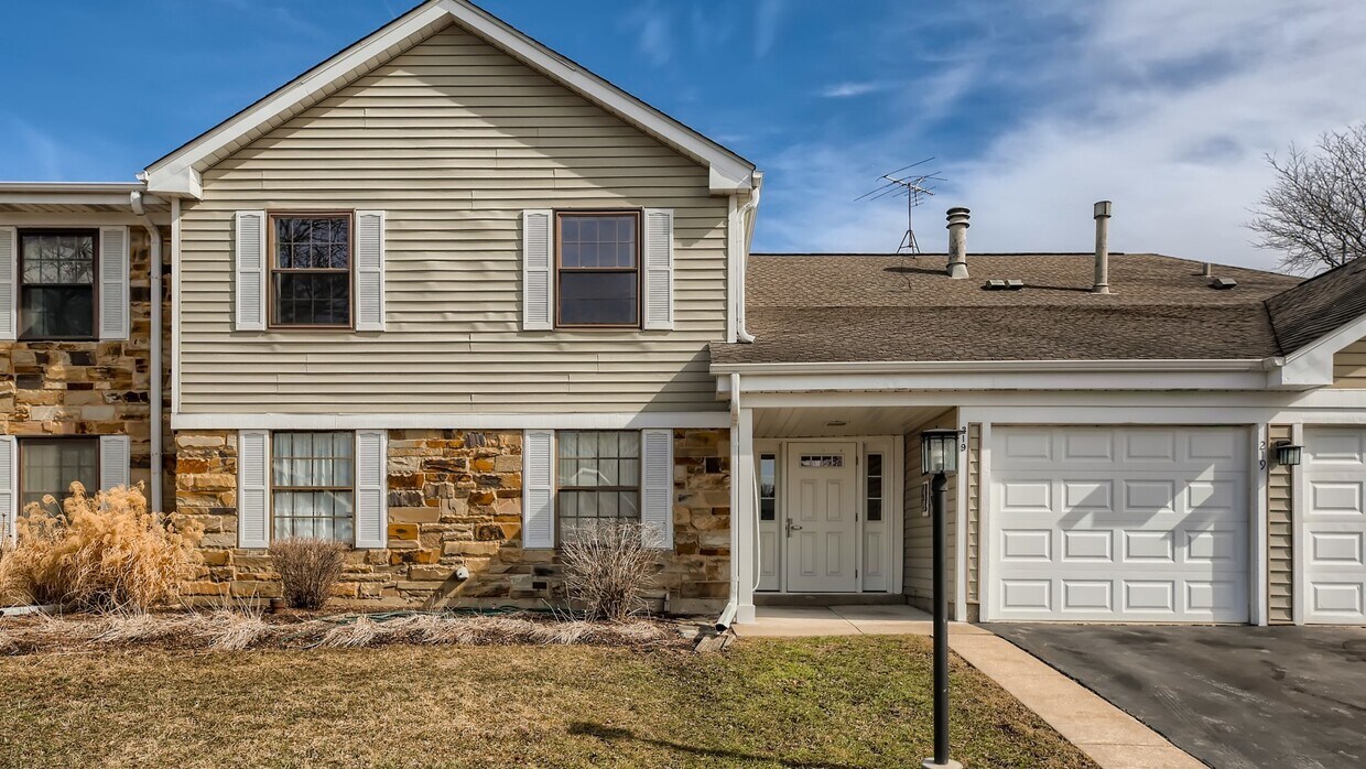Primary Photo - 219 Arrowwood Ct