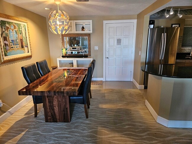 Building Photo - 404 S Beach St