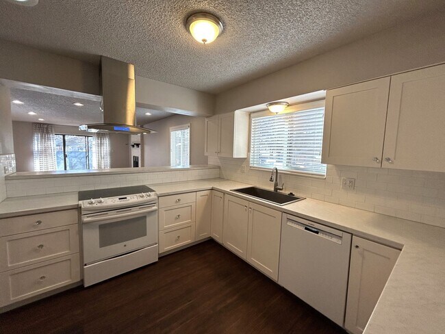 Foto del edificio - $200 Off First Month! 2 Bed Fort Collins Townhome with Garage & Premium Amenities