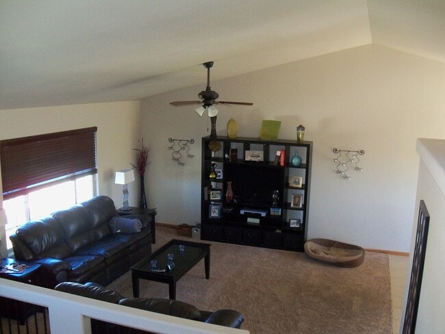 Building Photo - 4 BEDROOM | 3 BATH | TRI-LEVEL HOUSE | RAP...