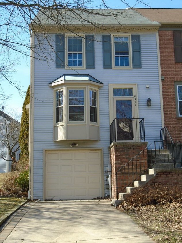 Primary Photo - 8901 Oakwood Way
