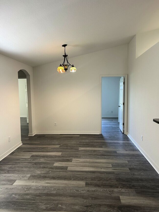 Foto del edificio - Freshly painted interior and BRAND NEW LVP...